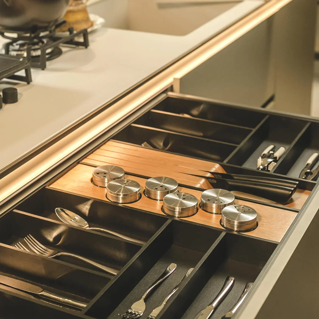 Divisor em MDF Preto, com Faqueiro e Porta temperos